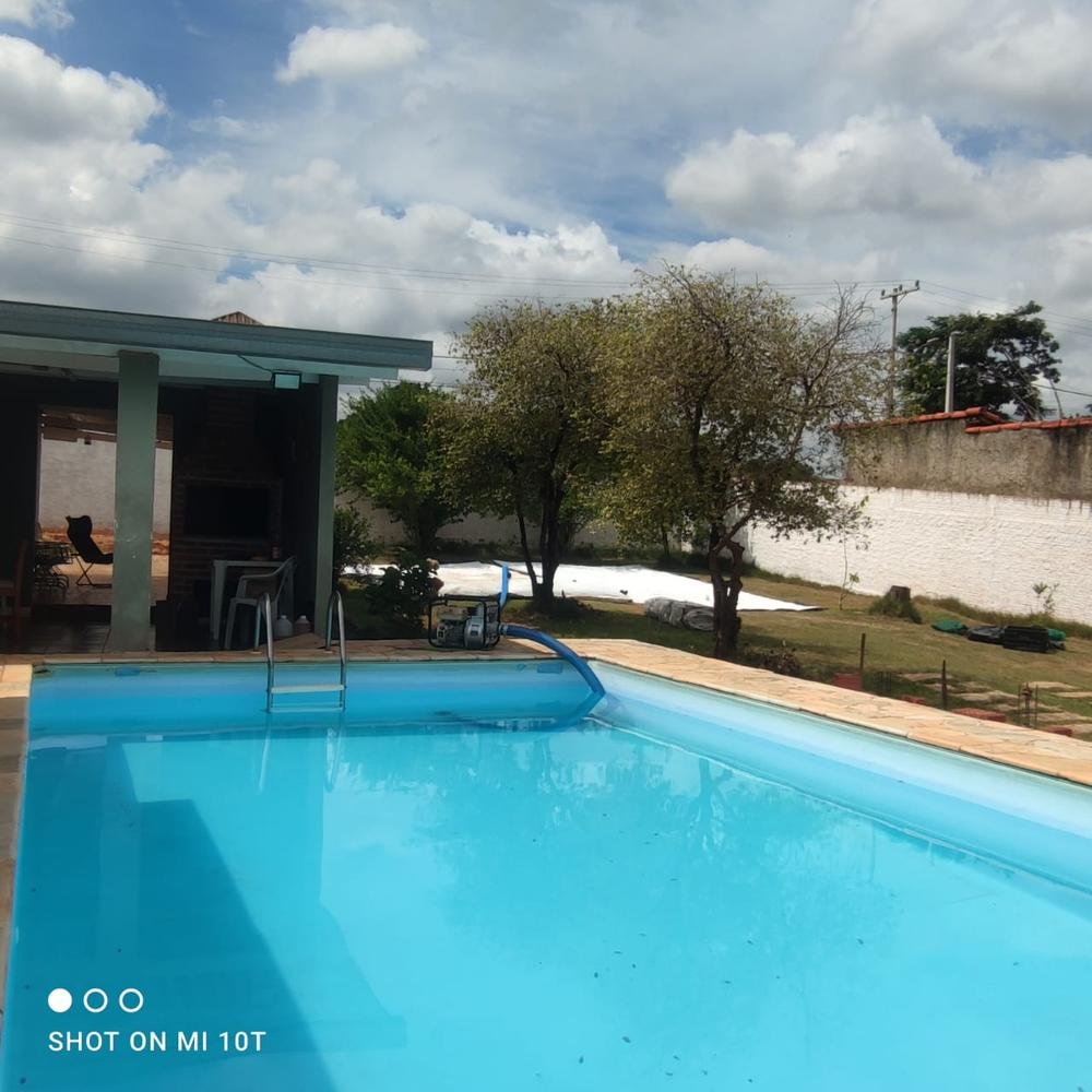 Piscina residencial revestida com tela armada