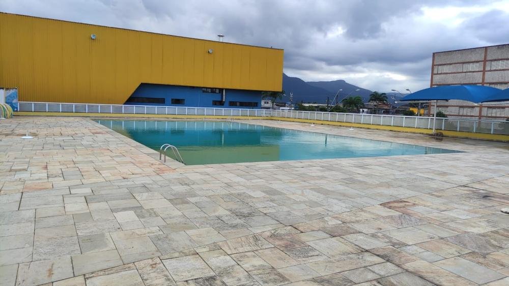 Piscina institucional reformada de grande porte